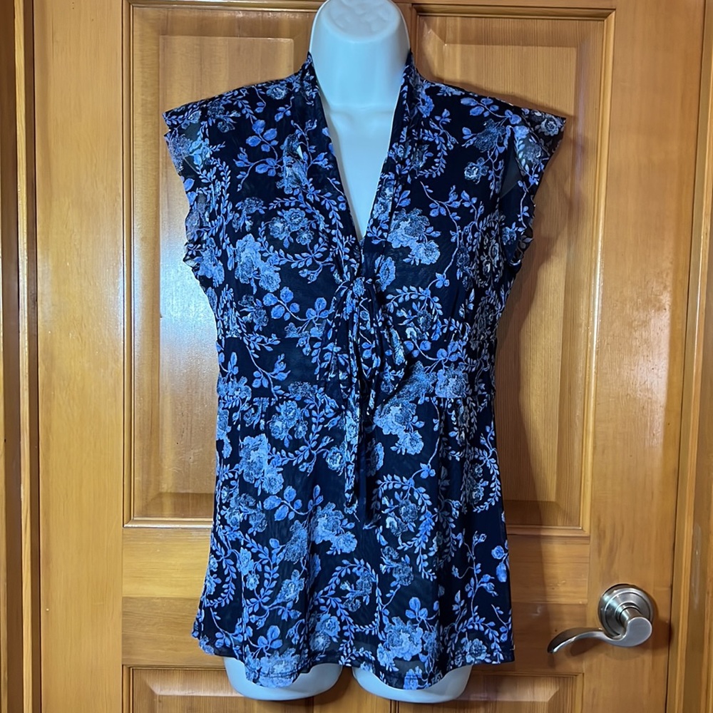 NEW YORK & CO, Pretty Blouse with front ties..